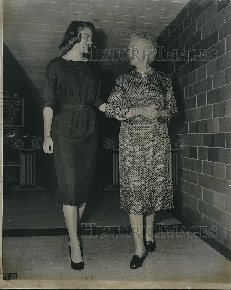 1958 Press Photo Marilyn Van Derbur, Miss America, Dr. Sara Jordan - Historic Images