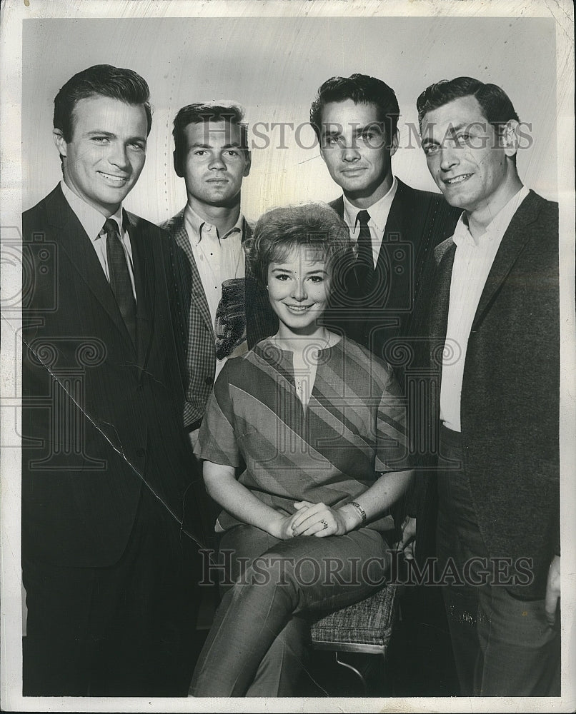 1962 Press Photo Actress or singert  Gigi Perreau &amp; four men - Historic Images