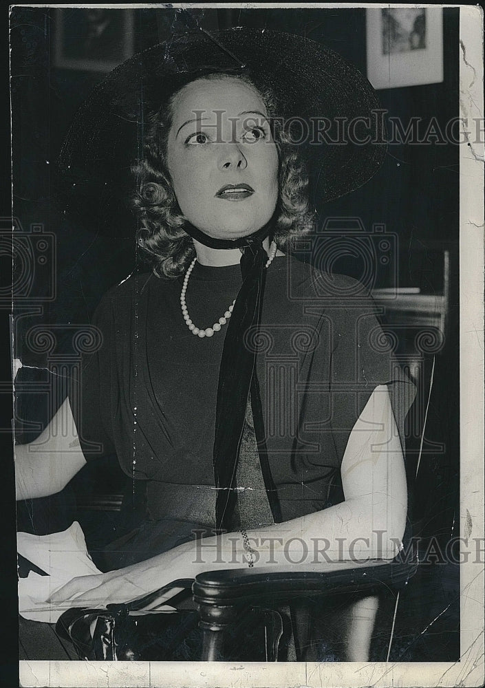 1941 Press Photo Woman in a nice hat and a pearl necklace - Historic Images