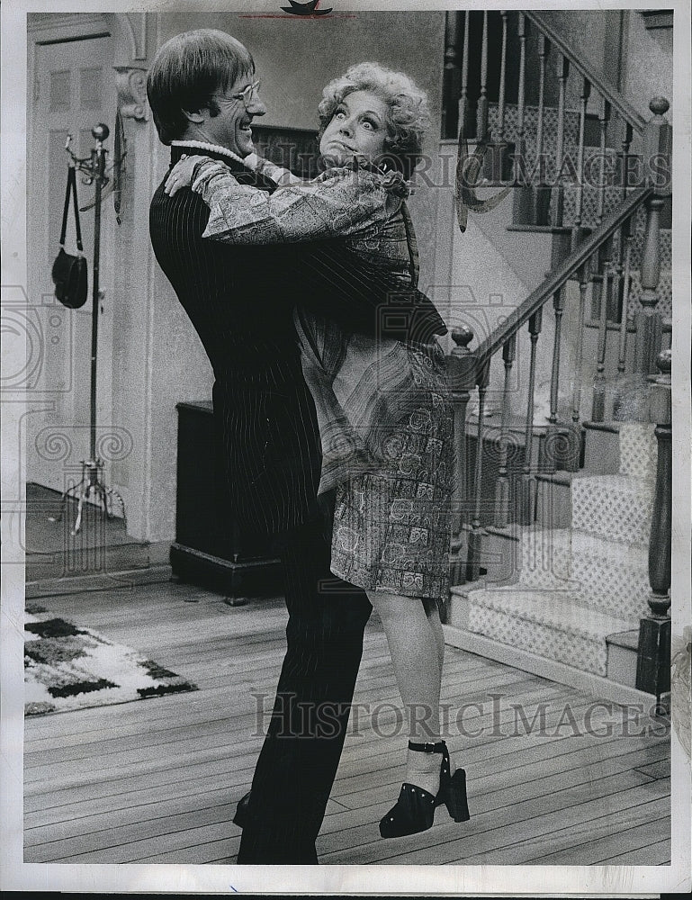 1974 Press Photo James Cromwell, Hermione Baddeley, "Maude" - Historic Images