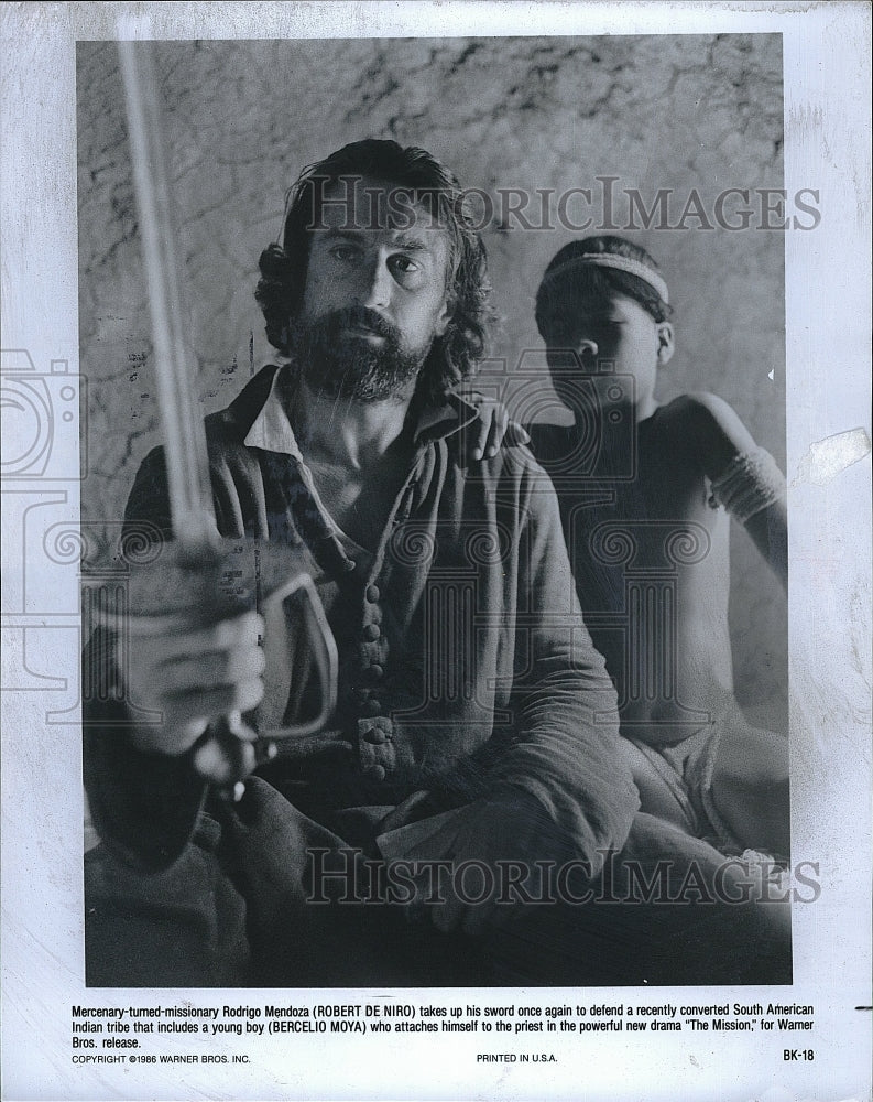 1986 Press Photo &quot;The Mission&quot; starring Robert De Niro,Bercelio Moya - Historic Images