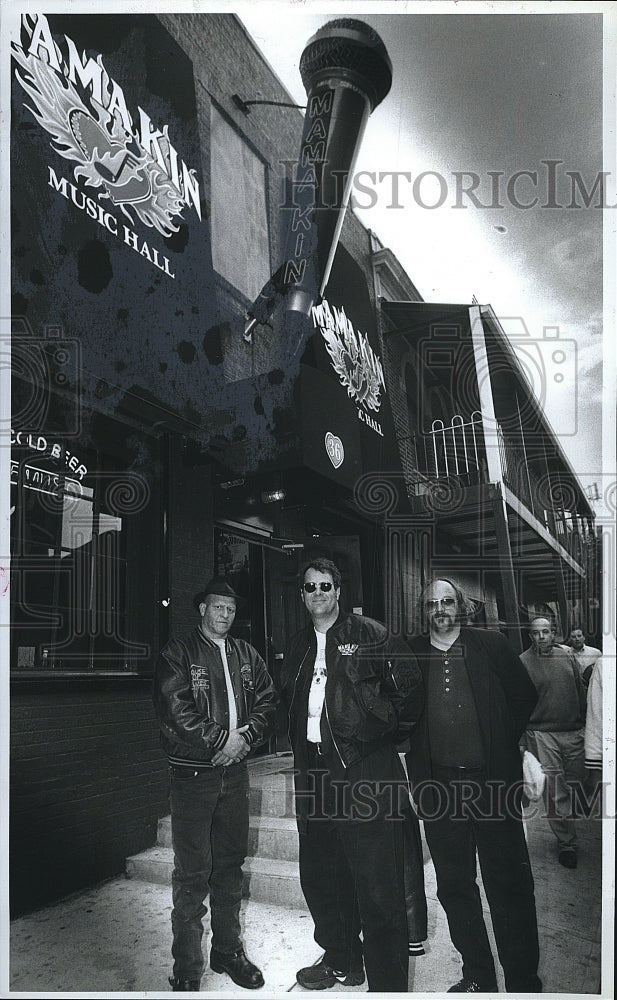 1995 Press Photo Dan Ackroyd Visits Mama Kin - Historic Images