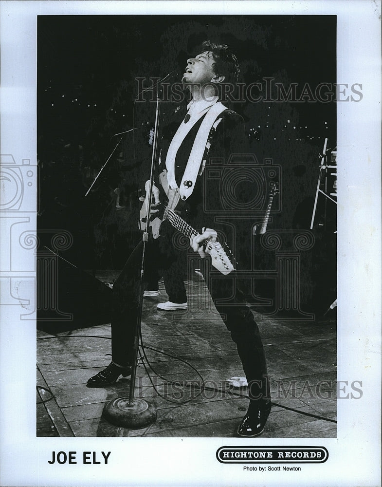 1989 Press Photo Joe Ely, American singer and guitarist, performing on stage - Historic Images