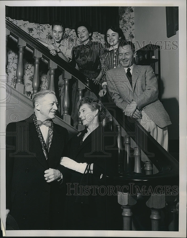 1954 Press Photo Theodor von Eltz, Mary Adams &amp; cast of &quot;One Man&#39;s Familu&quot; - Historic Images