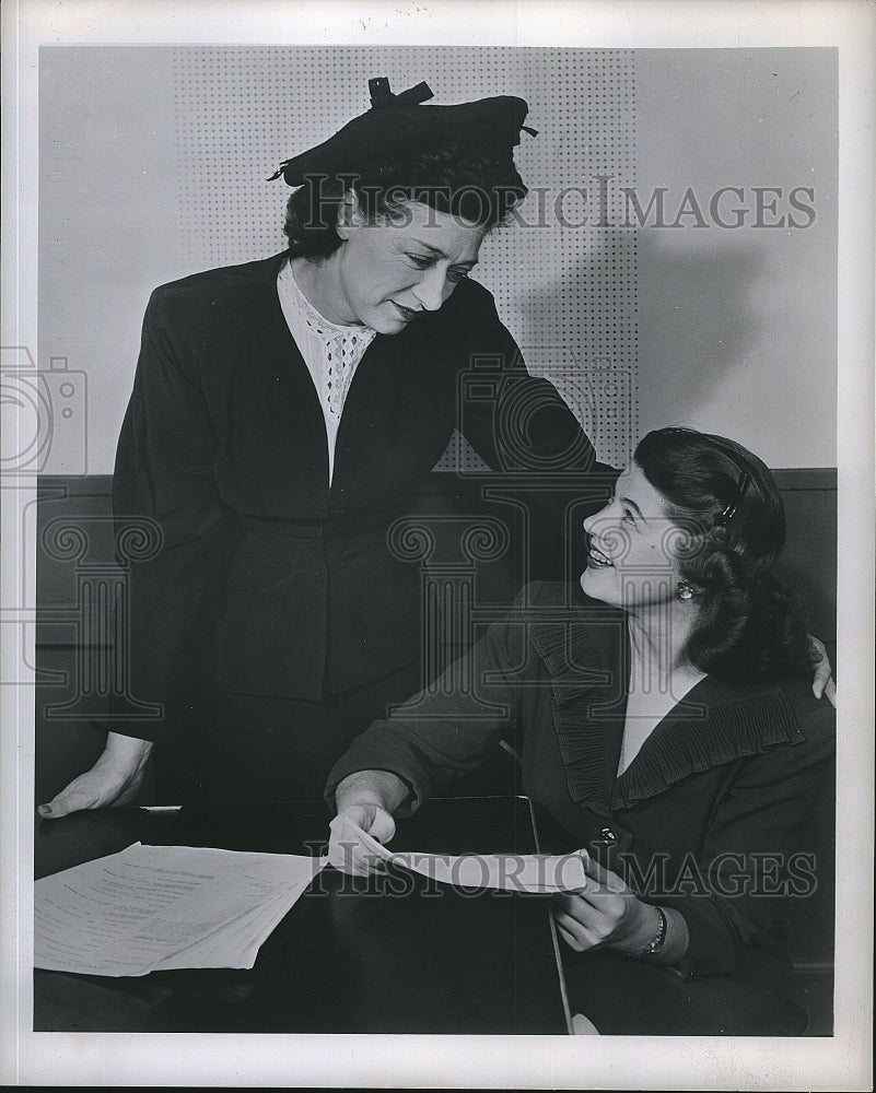 1948 Press Photo Annie Elstner Actress Vivian Smolen Stella Dallas TV Show - Historic Images