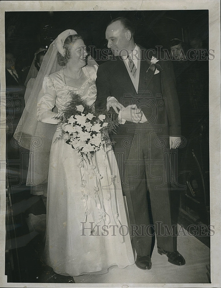 1947 Press Photo Mr. and Mrs. Stephen Baczek Former 1st Sergeant Marines Evelyn - Historic Images