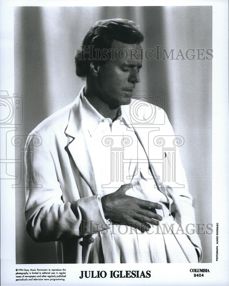 1994 Press Photo Julio Iglesias Spanish Latin Pop Contemporary Singer Songwriter - Historic Images