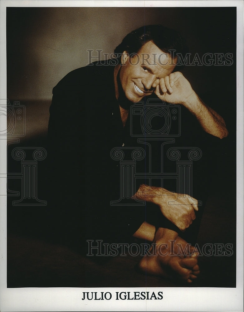 1996 Press Photo Julio Iglesias Spanish Latin Pop Contemporary Singer Songwriter - Historic Images