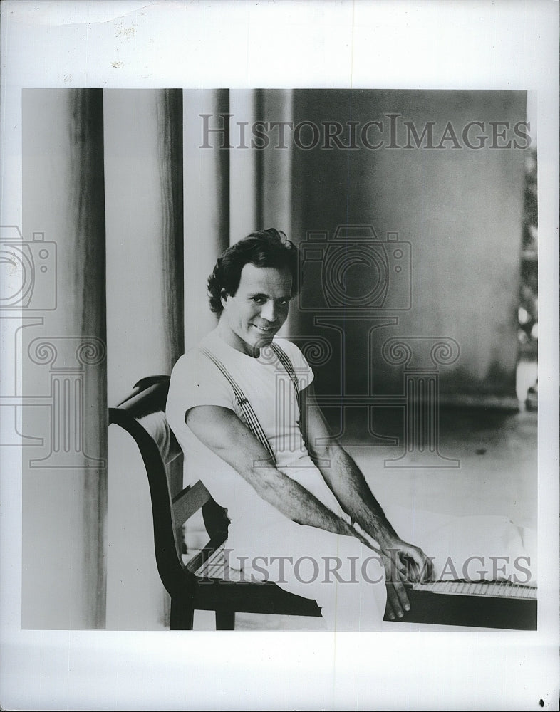 Press Photo Julio Iglesias Spanish Latin Pop Contemporary Singer Songwriter - Historic Images