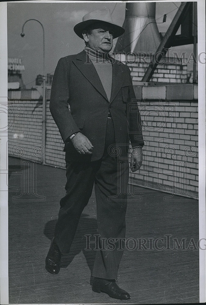 1942 Press Photo Hype Igoe, sports writer out for a walk - Historic Images