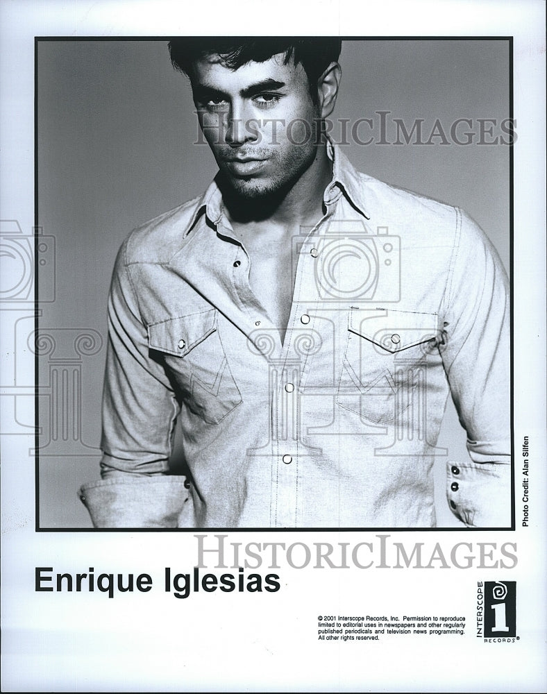 2001 Press Photo Singer, Enrique Iglesias in Interscope Records - Historic Images