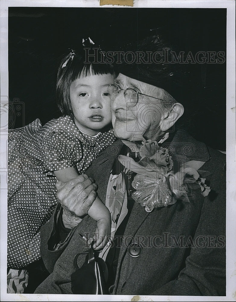 1957 Press Photo Eliza Huntington gets corsage from girl on 100th birthday - Historic Images