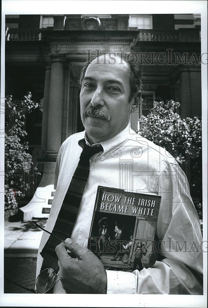 1995 Press Photo Harvard Author Noel Ignatiev With Book &quot;How The Irish Became&quot; - Historic Images