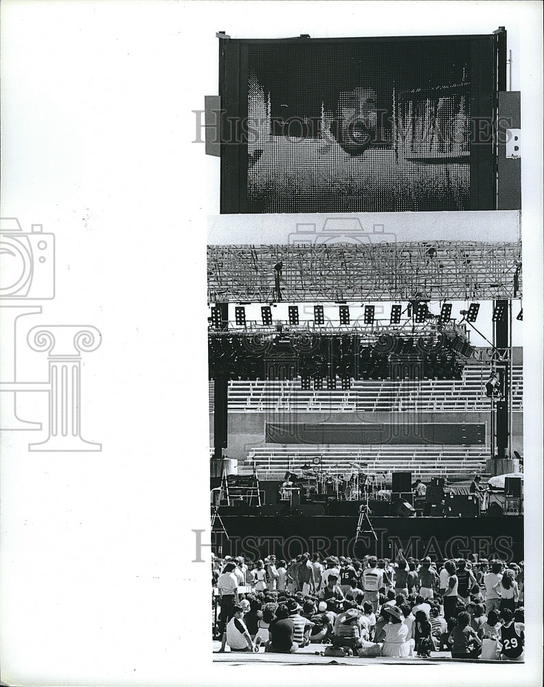 1983 Press Photo Police Concert Foxboro Massachusetts - Historic Images