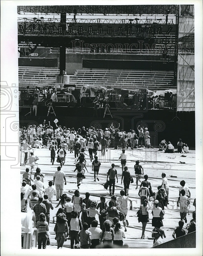 1983 Press Photo Crowd Rushes for Seating Police Concert Foxboro Massachusetts - Historic Images