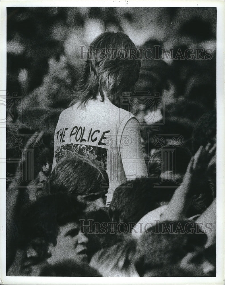 1983 Press Photo Fans in Crowd at &quot;The Police&quot; Concert Foxboro Massachusetts - Historic Images