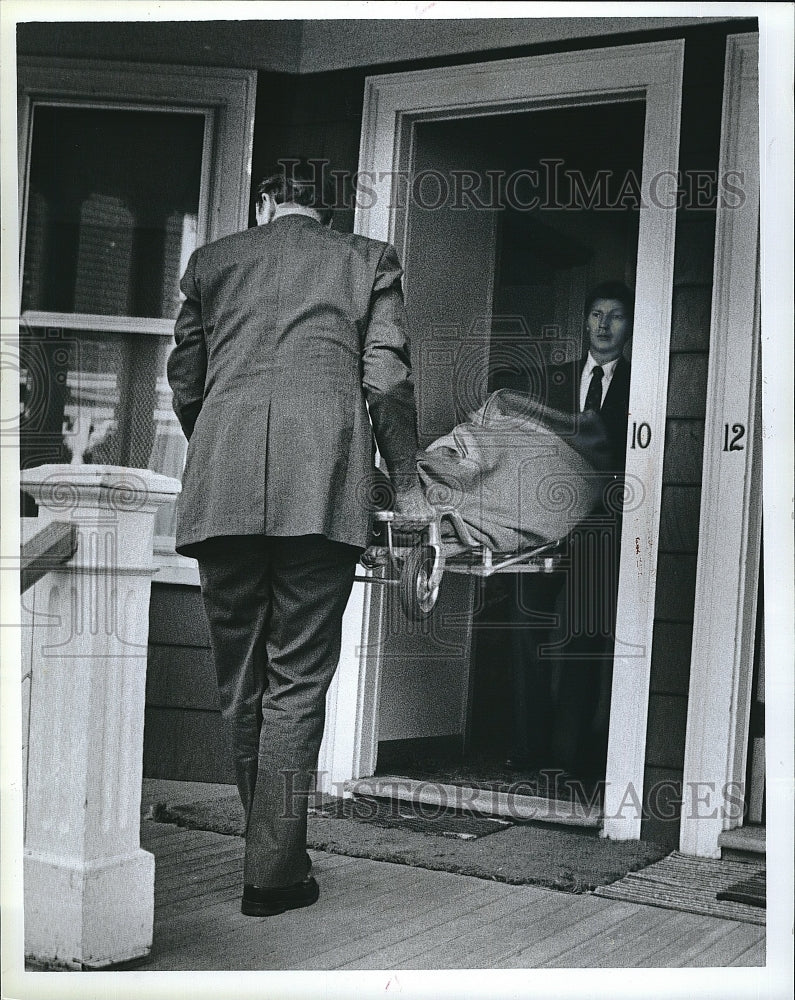 Press Photo Police Remove Body of Suicide Victim, Popczuk From Home - Historic Images