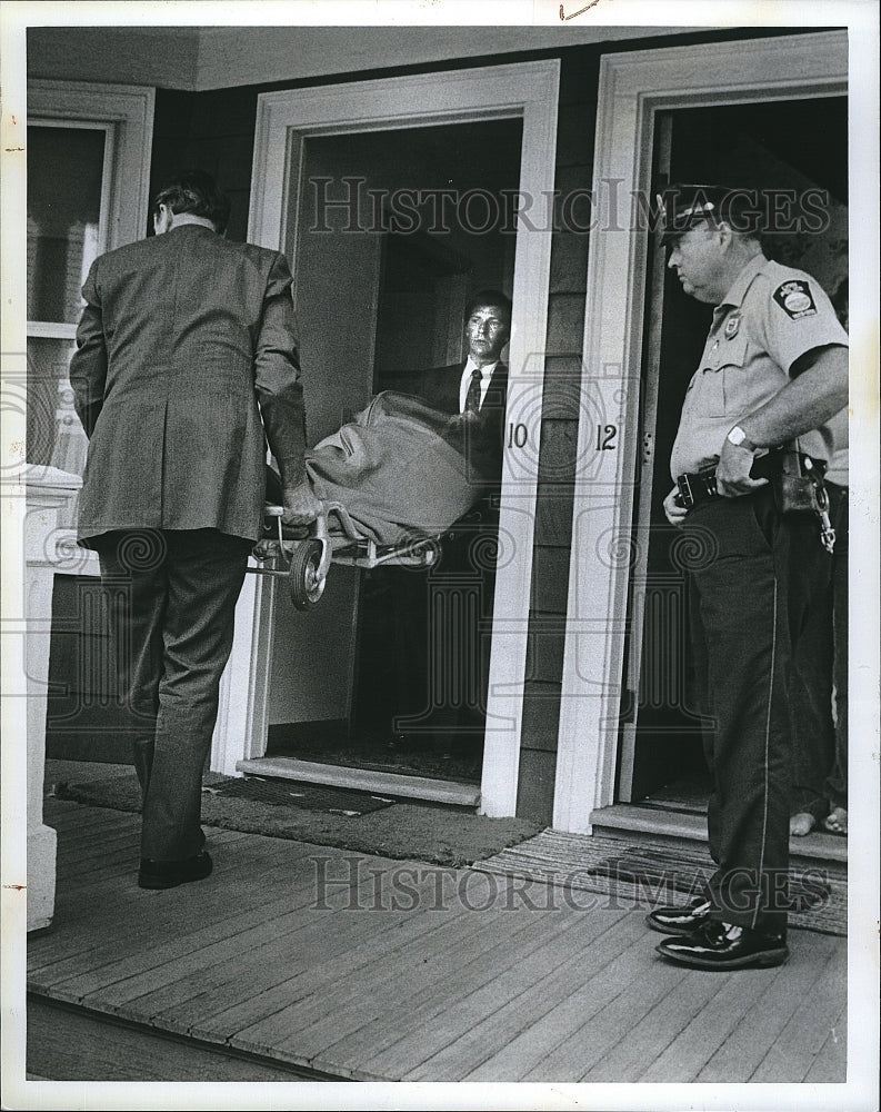 Press Photo Police Remove Body of Popczuk, Suicide Victim - Historic Images