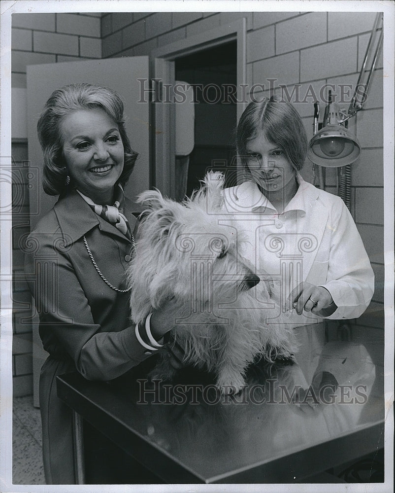 1974 Press Photo Carmelita Pope and Nancy Wiswall at Vet Clinic - Historic Images