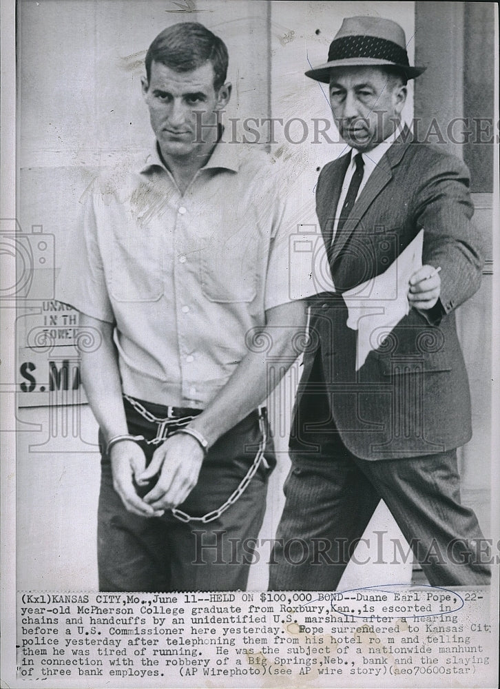 1965 Press Photo Duane Pope Arrested by Marshal for Robbery and Murder - Historic Images