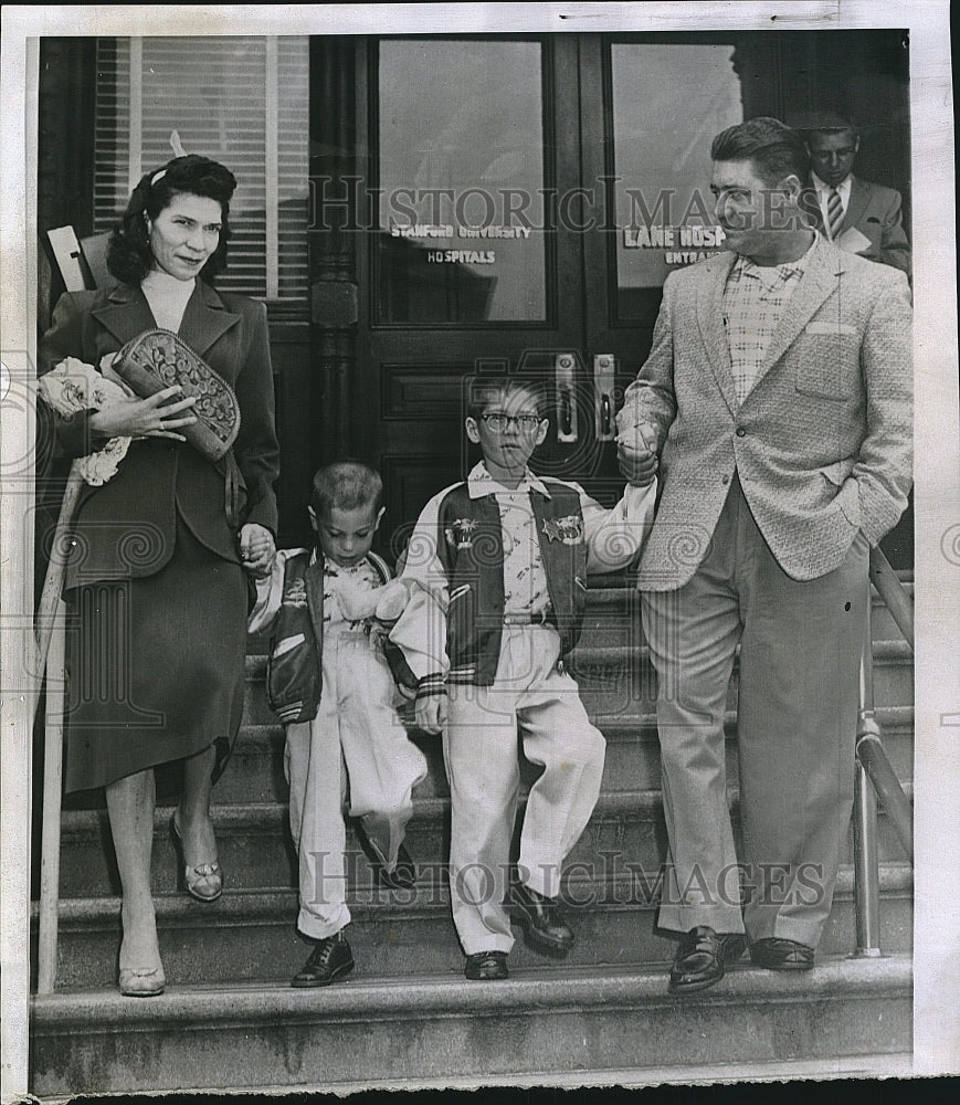 1958 Press Photo Tommy Hunter &amp; family after his heart surgery - Historic Images