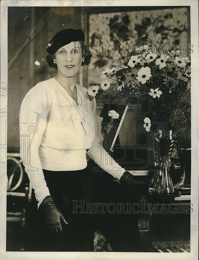 1933 Press Photo The Former Nina Crosby in the apartment of Mrs. C. Whitney - Historic Images