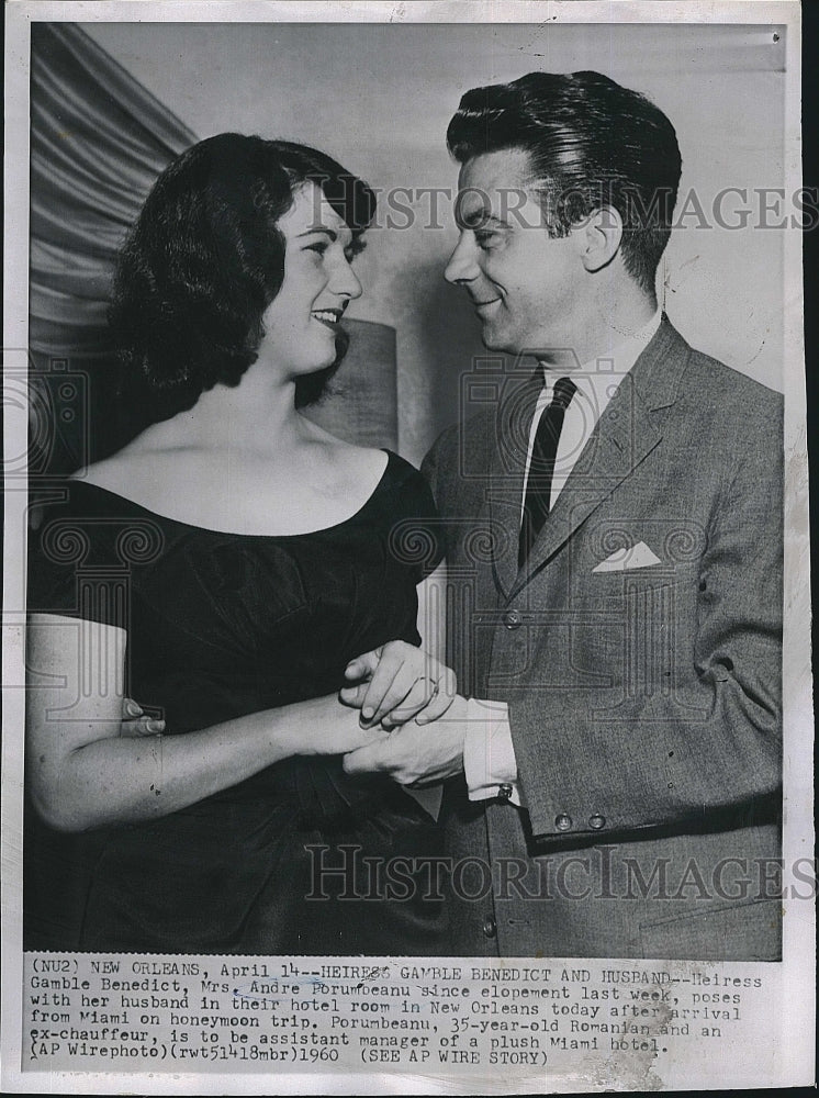 1960 Press Photo Typewriter Heiress Gamble Benedict poses with husband Andre - Historic Images