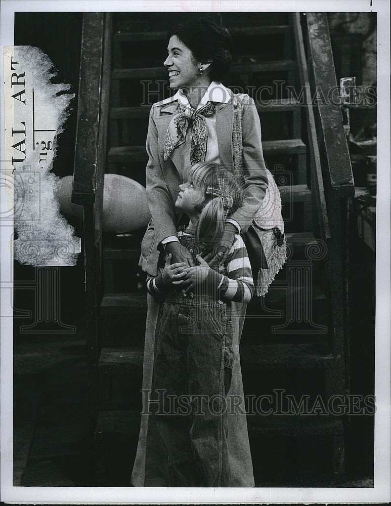 1977 Press Photo Actress Rose Portilla and Kristi Jill Wood in "Chico and the - Historic Images