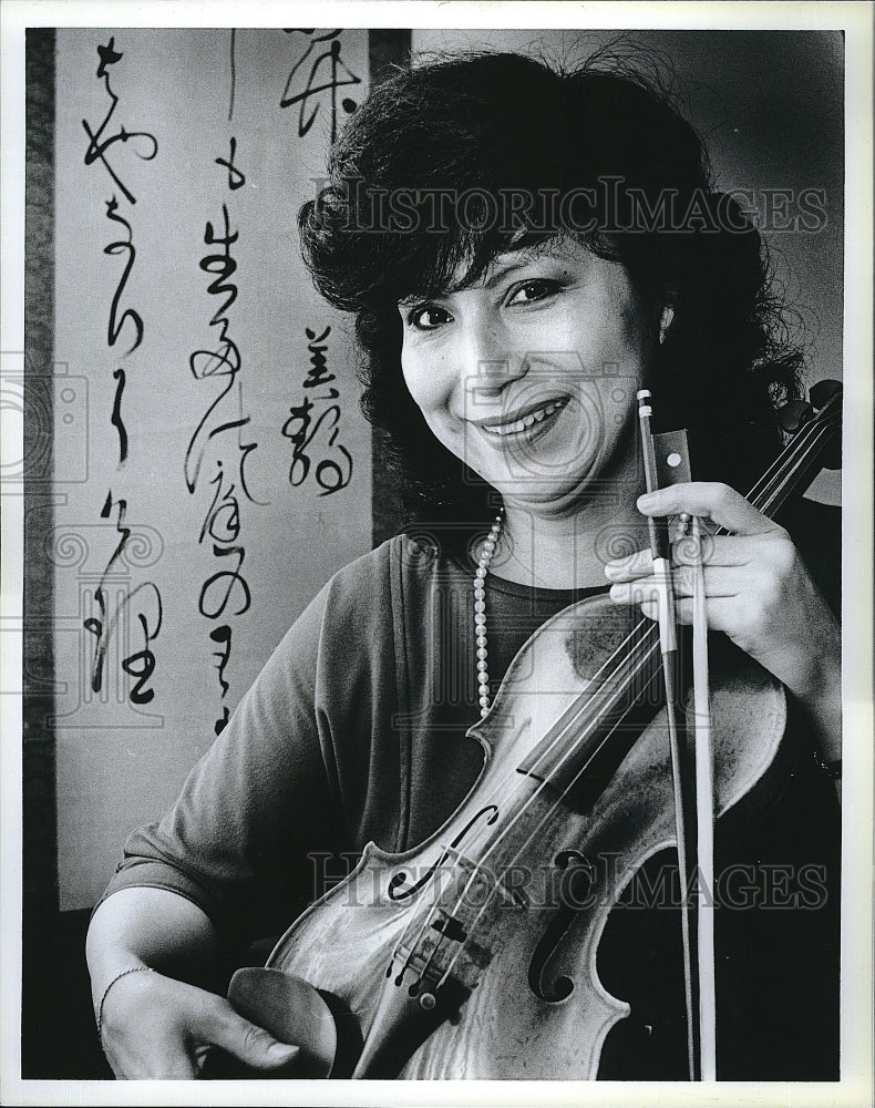 1986 Press Photo Kay Knudsen showing calligraphy done by her grandfather - Historic Images