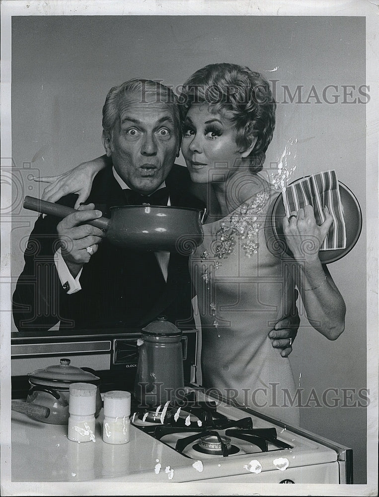 1974 Press Photo Actor Ted Knight, Mitzi Gaynor in "Tribute American Housewife" - Historic Images