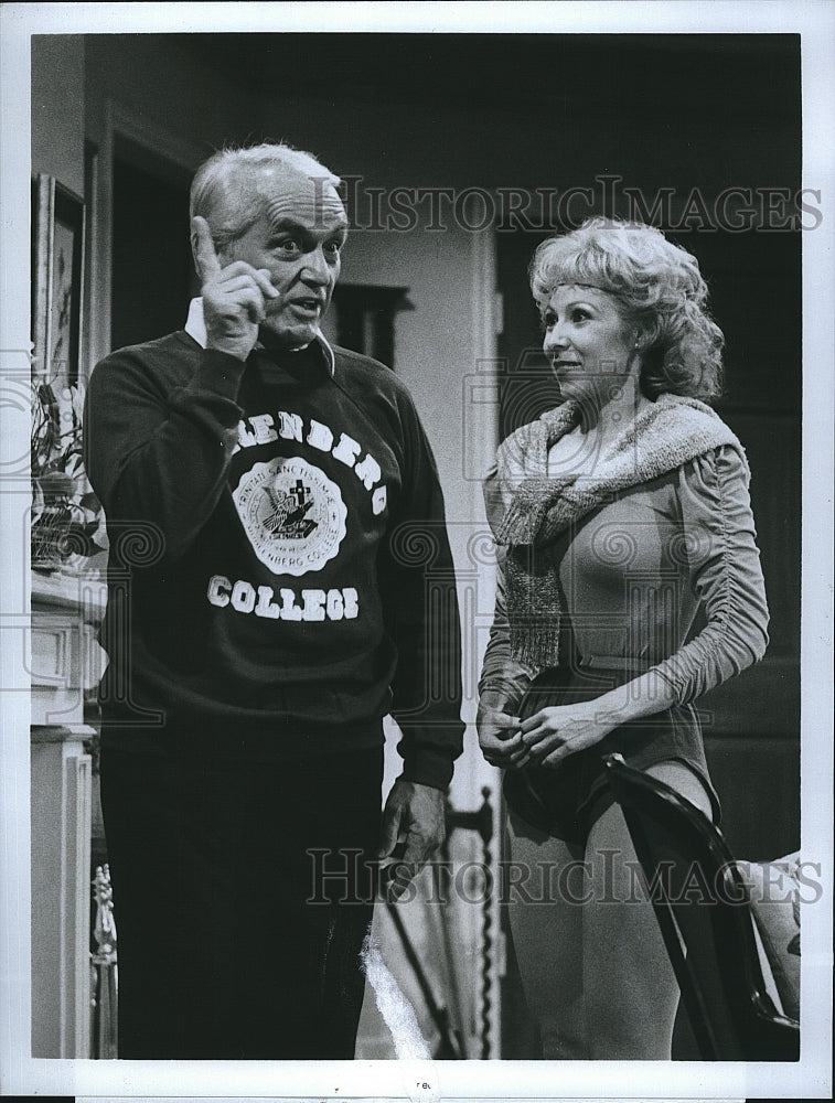 1983 Press Photo Actor Ted Knight, Cisse Cameron in "Too Close for Comfort" ABC - Historic Images