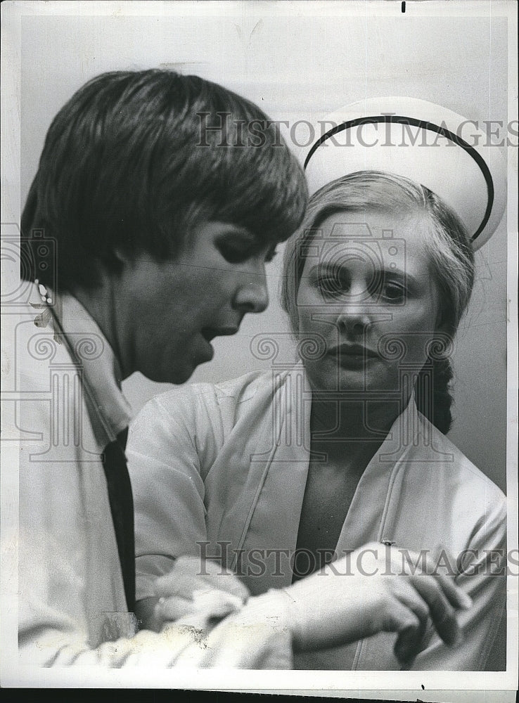 1975 Press Photo Actress Shirley Knight, Beau Bridges in &quot;Medical Story&quot; NBC TV - Historic Images