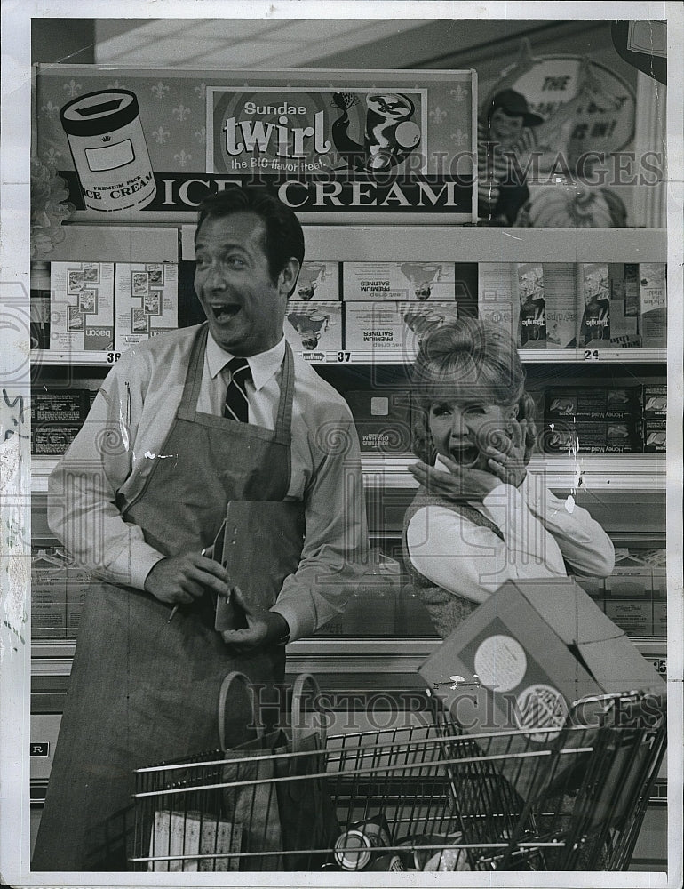 1969 Press Photo Actor Bernie Kopell, Debbie Reynolds in &quot;Debbie Reynolds Show&quot; - Historic Images