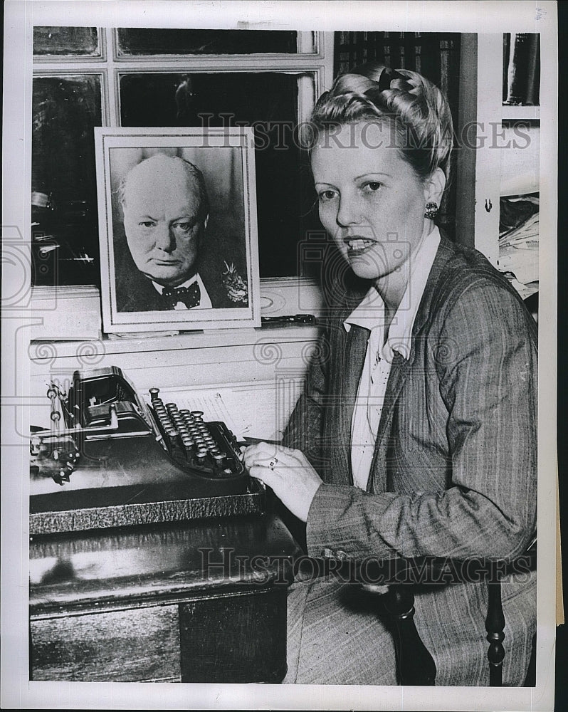 1948 Press Photo Mrs. Joan Tuyl Knox with a portrait of Winston Churchill - Historic Images