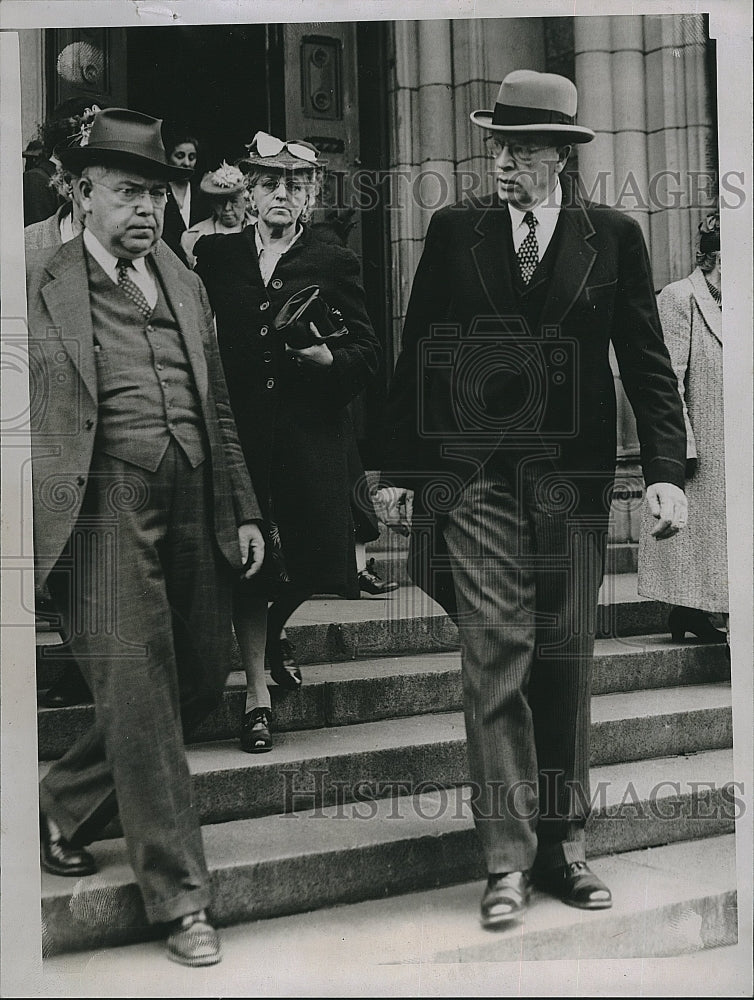 1944 Press Photo Ex-Mayor  Frederick Mansfield leaving Holy Cross Cathedral. - Historic Images