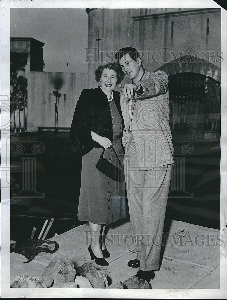 1958 Press Photo Rock Hudson  tours his mother Kay Olsen at Universal Studios - Historic Images