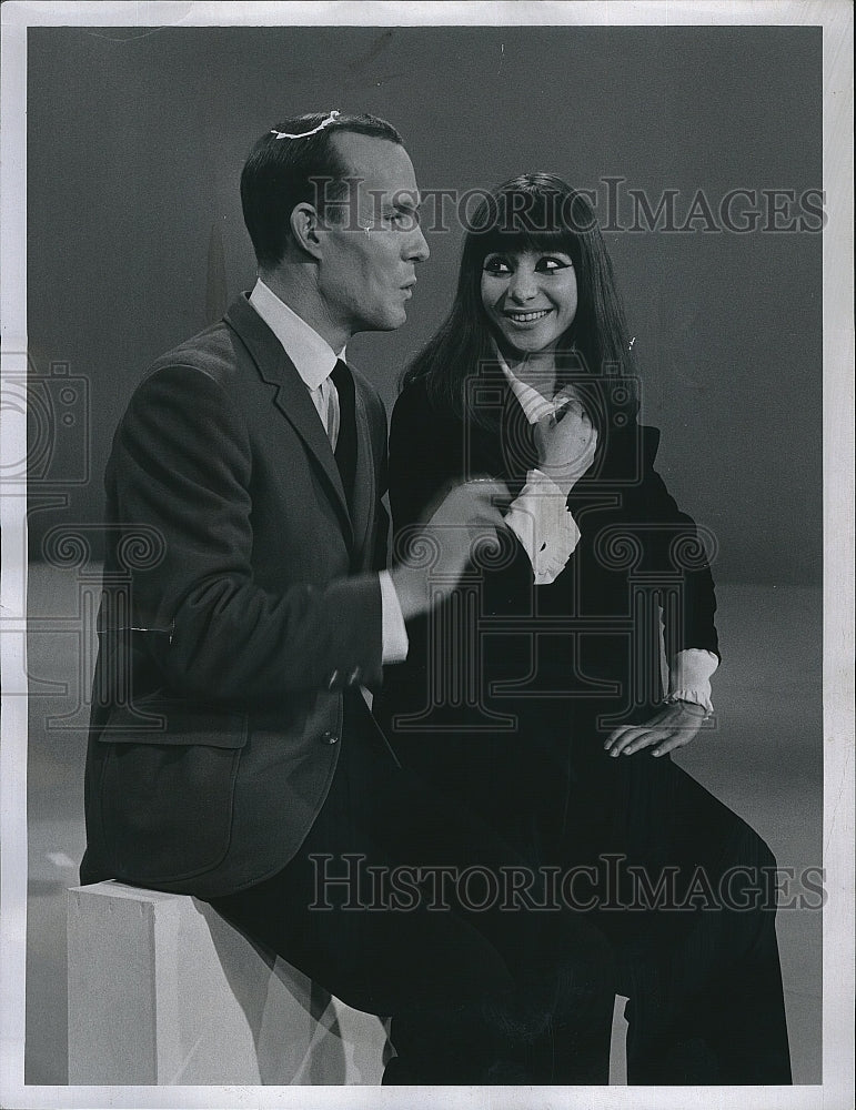 1967 Press Photo Comedian Tom Smothers with Singer Esther Ofarim in CBS-TV. - Historic Images