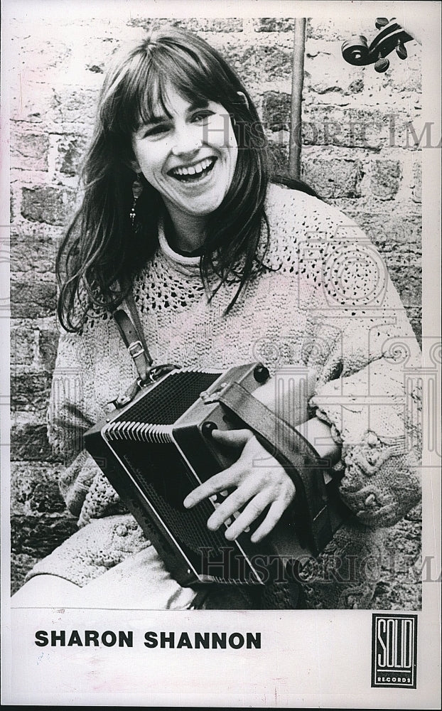 1992 Press Photo Sharon Shannon, Irish Singer,plays the tin whistle and melodeon - Historic Images