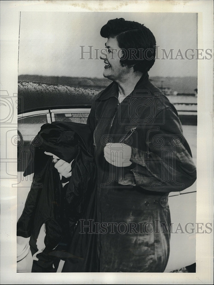 1956 Press Photo Dorothy Oetting, stewardess aboard the Boeing Stratocruiser - Historic Images