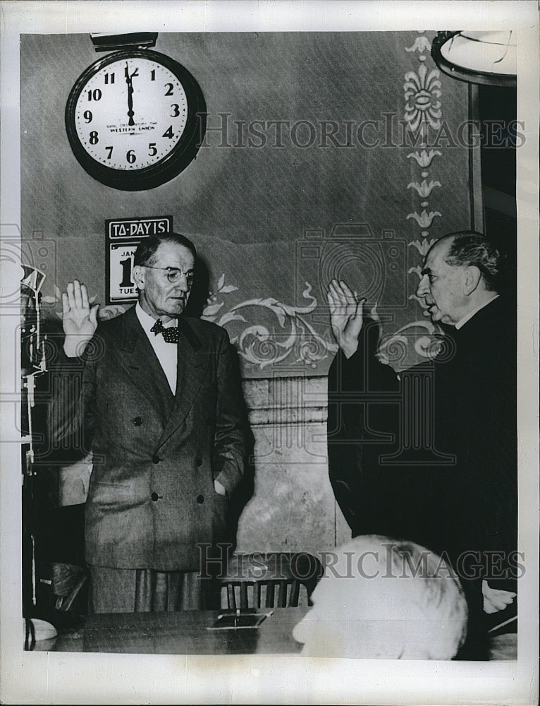 1947 Press Photo W. Lee Knous taking oath as Governor of Colorado - Historic Images