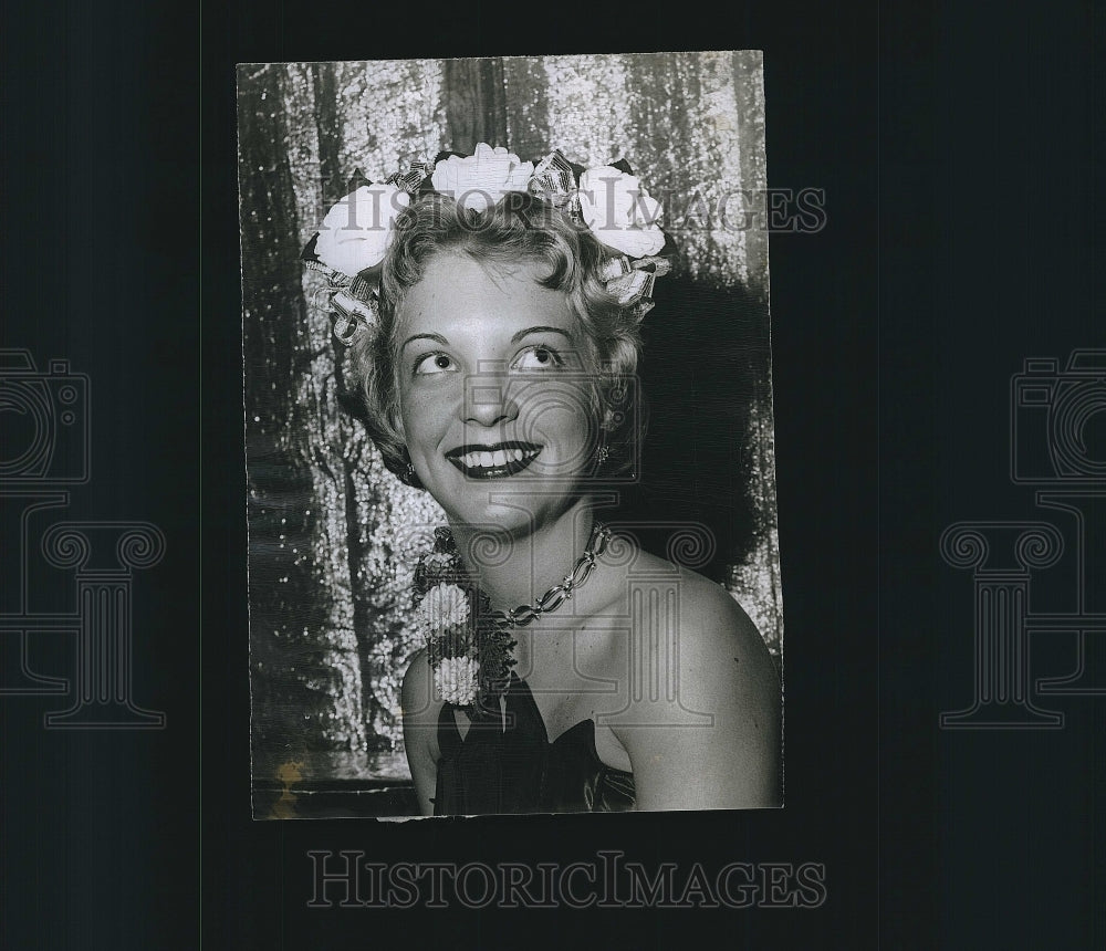 1954 Press Photo Nancy Knouse crowned as &quot;Miss Sargenta&quot; - Historic Images