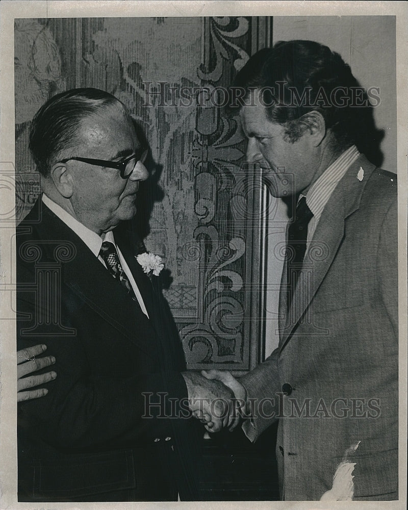 1975 Press Photo Dr. Asa S. Knowles retiring Pres. of Northeastern University - Historic Images