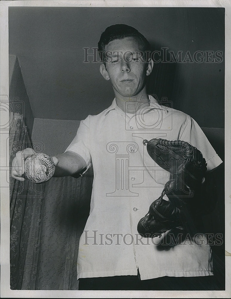 1966 Press Photo Everett Red Knowles Throwing ball - Historic Images