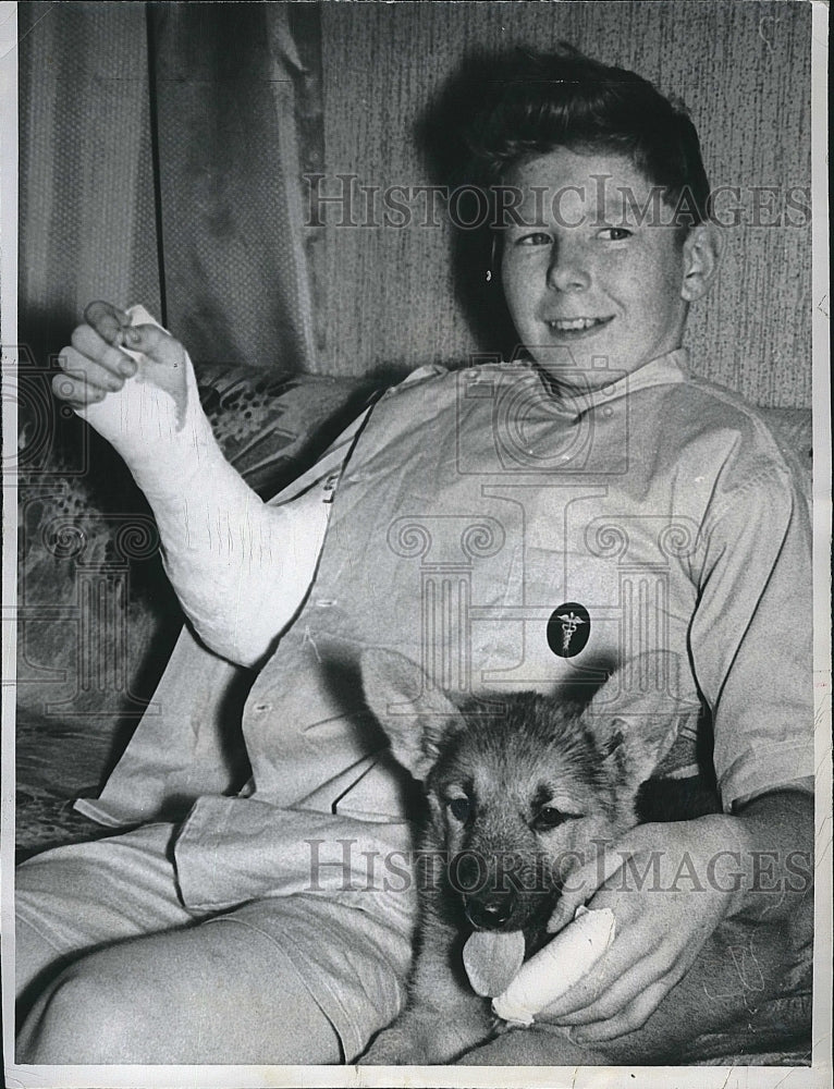 1962 Press Photo Everett Knowles Jr. right arm severed - Historic Images