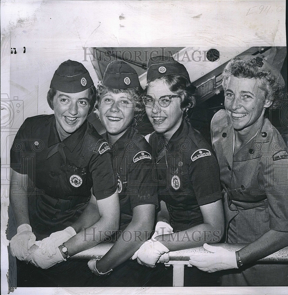 1961 Press Photo Girl Scouts, R Knowles,Pat Braski,Pam Barton,Mrs HW Hollis - Historic Images