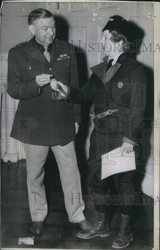 1943 Press Photo Ruth Mitchell &amp; Maj Gen EL Watson - Historic Images