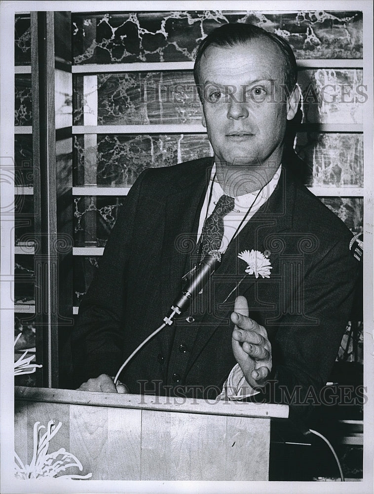 1968 Press Photo Dr. William Knowles of Mass General on trip to Vietnam - Historic Images