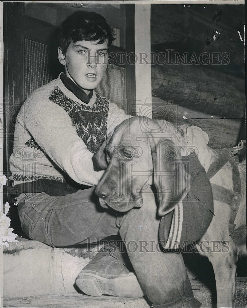 1959 Press Photo Bruce Knowlton on finding his dog old Sadie - Historic Images