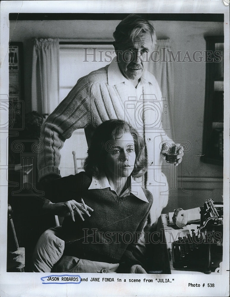 1977 Press Photo Jason Robards &amp; Jane Fonda Star In &quot;Julia&quot; - Historic Images