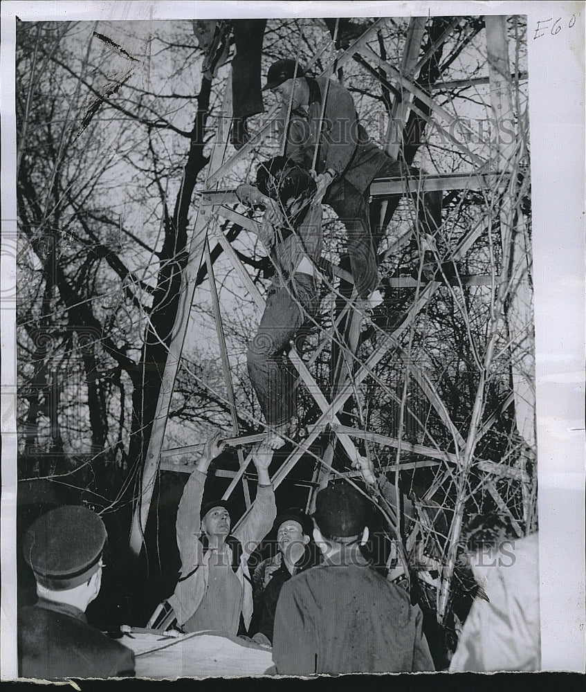 1958 Press Photo Rescue Workers near ground with Edward Masterson electrocuted - Historic Images